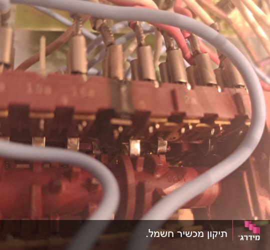 חוטים ומחברים חשמליים בתמונה מקרוב